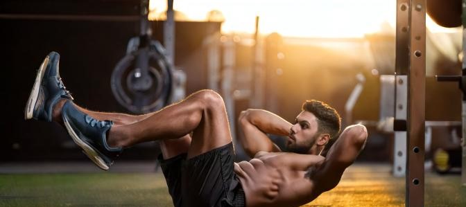 main doing calisthenics ab workout