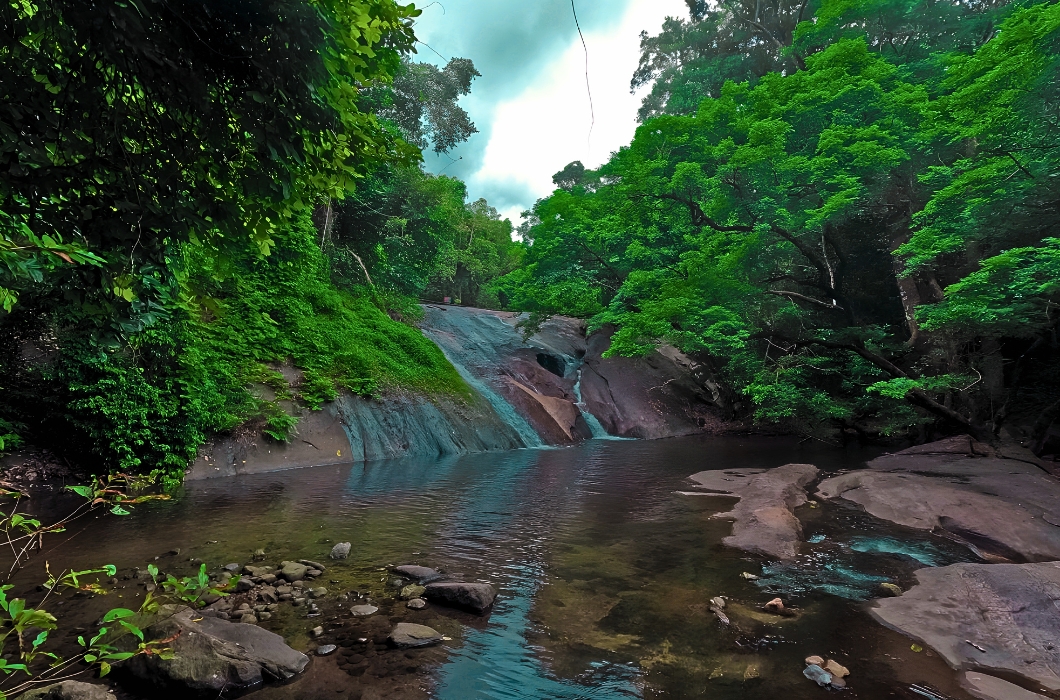 Dhoni Waterfalls